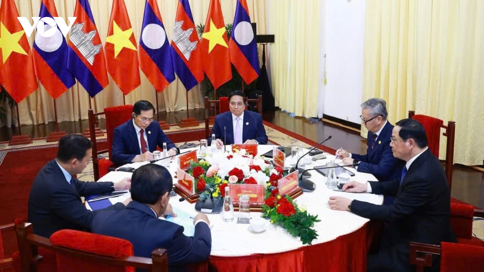 PMs of Vietnam, Laos and Cambodia meet to realize top leaders’ agreements